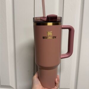 Stanley Europe Quencher H2.0 FlowState
40oz Tumbler, ANTIQUE PINK